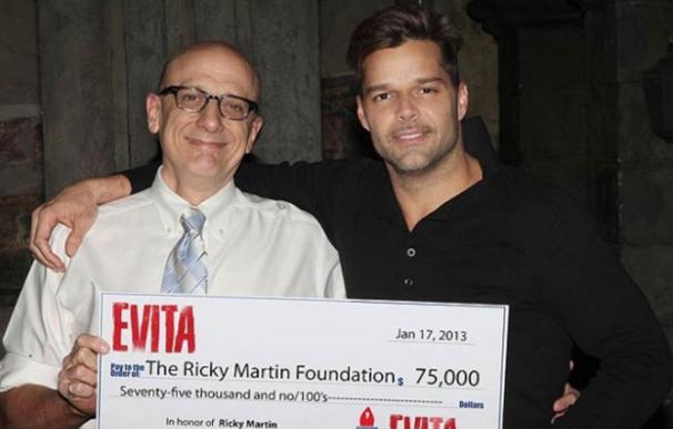 Ricky Martin cierra 'Evita' recibiendo una donación para su fundación
