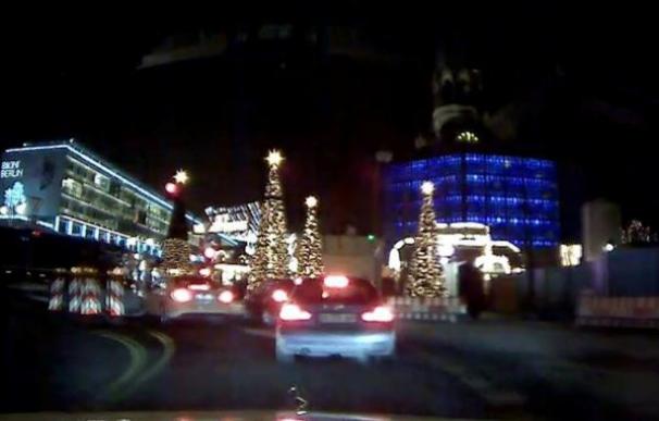 Una cámara de un taxi grabó el momento en el que el camión irrumpe en el mercado navideño de Berlín