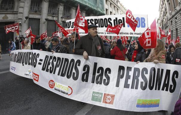 Miles de empleados de banca protestan por los despidos en el sector en varias ciudades