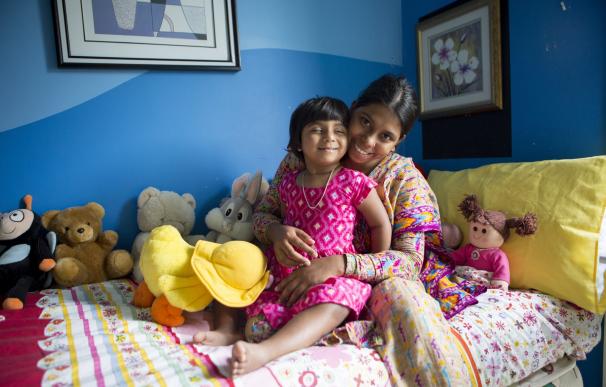 Nueva vida para una niña de Bangladés nacida con tres piernas