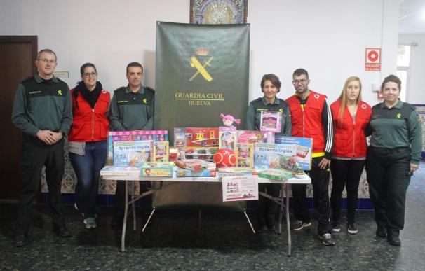 La Guardia Civil entrega a Cruz Roja juguetes para niños de familias desfavorecidas
