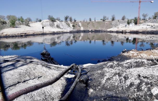 La Comunidad de Madrid ya ha extraído 24.800 toneladas de la 'laguna del aceite' de Arganda