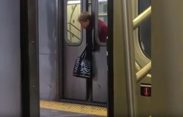 Una mujer se queda atrapada en las puertas del metro y... nadie la ayuda