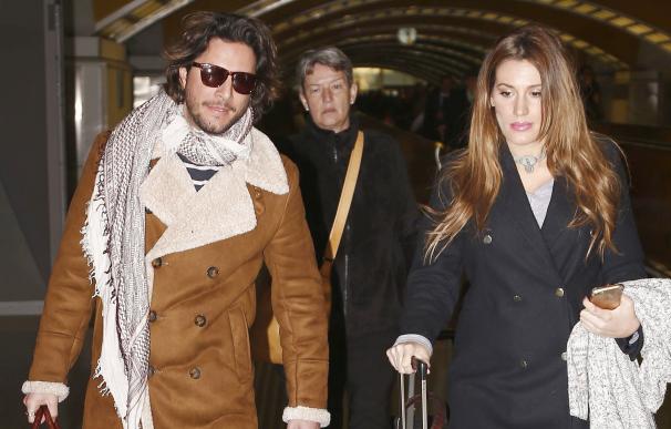 Manuel Carrasco regresa a Madrid al lado de su pareja