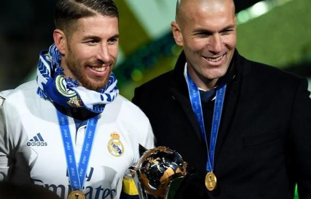 Sergio Ramos y Zidane posan con el Mundial de Clubes.