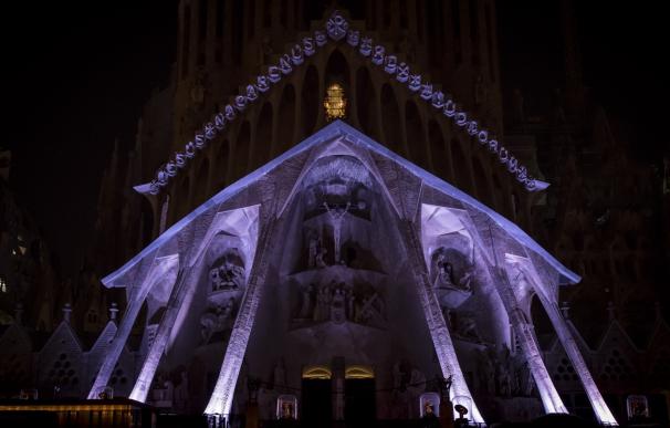 La Sagrada Familia ilumina la fachada de la Pasión