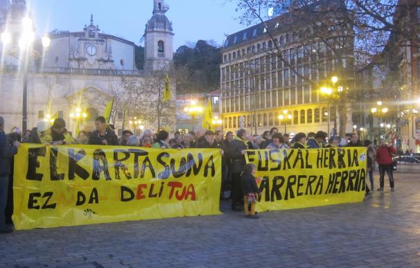Cientos de personas denuncian que se mantengan las acusaciones contra los activistas Mikel Zuloaga y Begoña Huarte