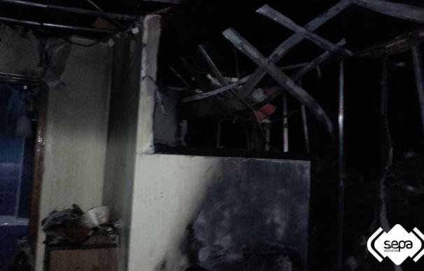 Un incendio calcina un apartamento de turismo rural en La Focella, en Teverga