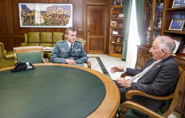 Arturo Prieto, el nuevo Coronel Jefe de la Comandancia de la Guardia Civil, visita la Diputación