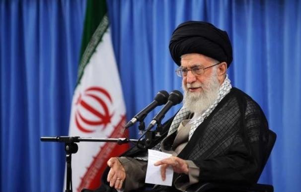 Jamenei tilda de "error estratégico" el ataque de EEUU contra una base militar en Siria