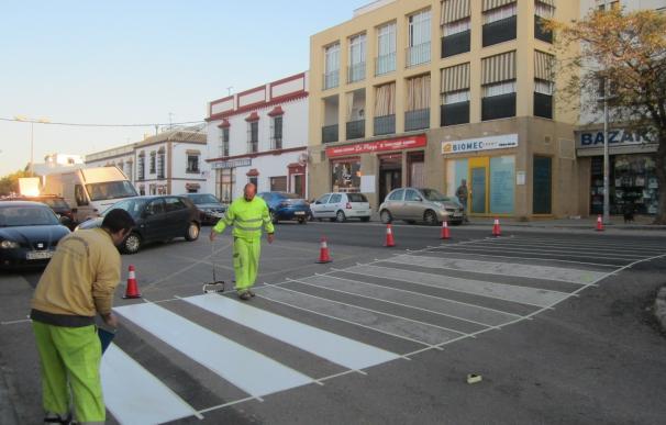 El Ayuntamiento de Carmona comienza un plan para la mejora de 58 pasos de peatones