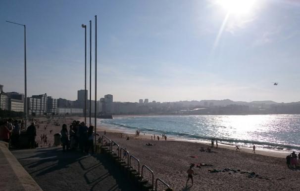 El helicóptero de Salvamento Marítimo busca a un bañista de unos 16 años desaparecido en la playa del Orzán, en A Coruña