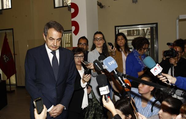 Zapatero, abatido por la muerte de Chacón: "Seguiremos firmes en los valores que ella defendió"