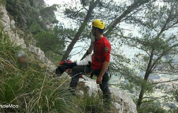 Los Bomberos rescatan a un hombre herido tras caerse de una roca en el Pas d'en Topa, en Sóller