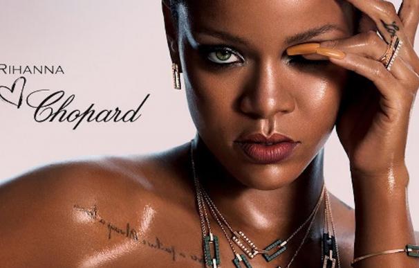Rihanna continúa con su faceta de diseñadora, ahora de joyas