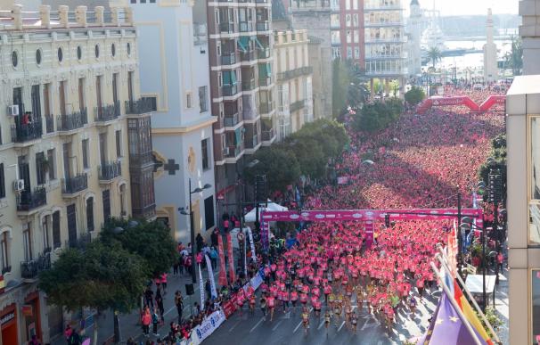 La 'marea rosa' inunda las calles de Valencia en una Carrera de Mujer de récord con 15.000 participantes