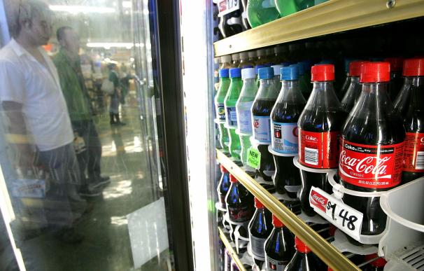 Botellas de Coca Cola en una nevera. Getty Images