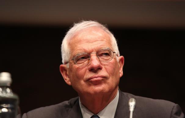 El exministro Borrell anuncia que avalará a Pedro Sánchez