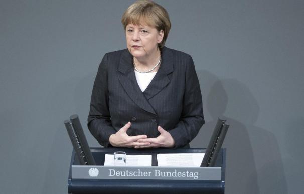 Merkel quiere que Grecia siga en el euro, pero exige esfuerzos reformistas