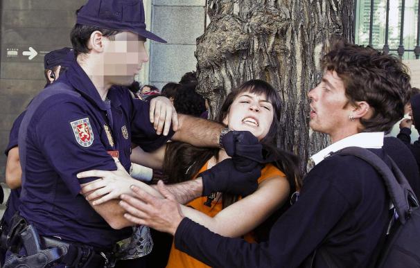 Human Rights Watch denuncia el "uso excesivo de la fuerza" contra los "indignados" en España