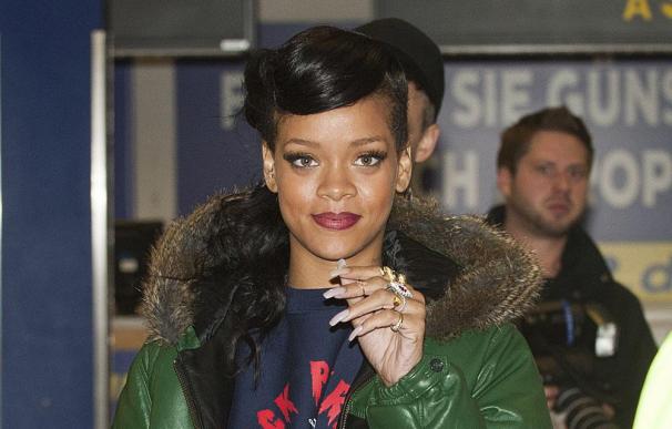 Rihanna quiere acudir a los Grammy con Chris Brown