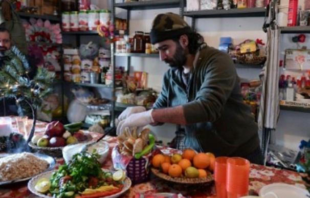 Un exchef sirio cocina para los refugiados del campo griego de Ritsona