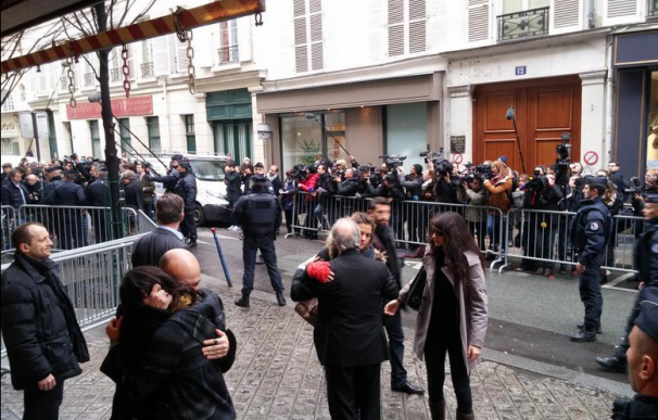 El equipo de Libération recibe a los periodistas de Charlie Hebdo