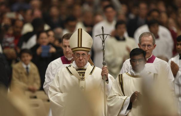 El Papa critica la Navidad más materialista y comercial en la Misa del Gallo