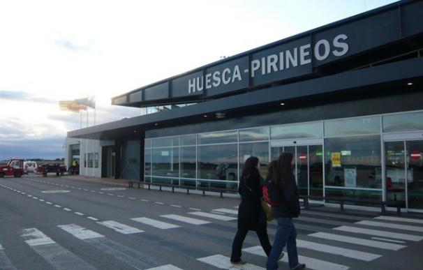 Huesca, el aeropuerto sin pasajeros, se reinventa con escuela de pilotos y con drones