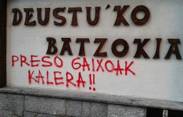 Aparecen pintadas por los presos ETA en batzokis y casas del pueblo de Bilbao