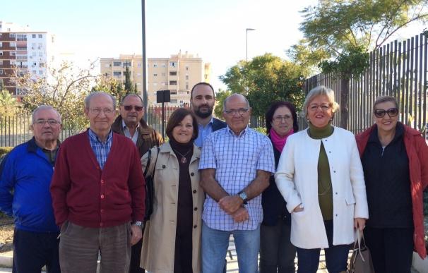 El Ayuntamiento de Málaga comienza a instalar farolas de energía solar en el parque de la Laguna de la Barrera