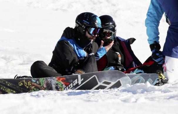 Nerea Barros y Juan Ibáñez disfrutan de una jornada de esquí