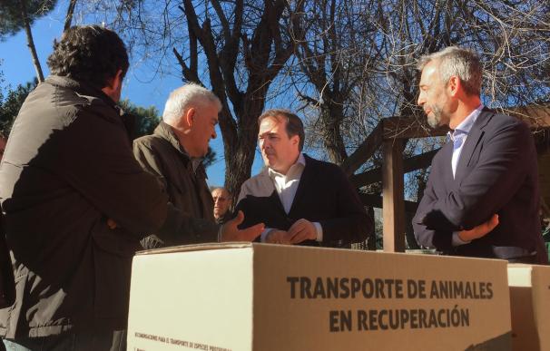 La Comunidad entrega al Zoo de Madrid cuatro ejemplares de cernícalo primilla