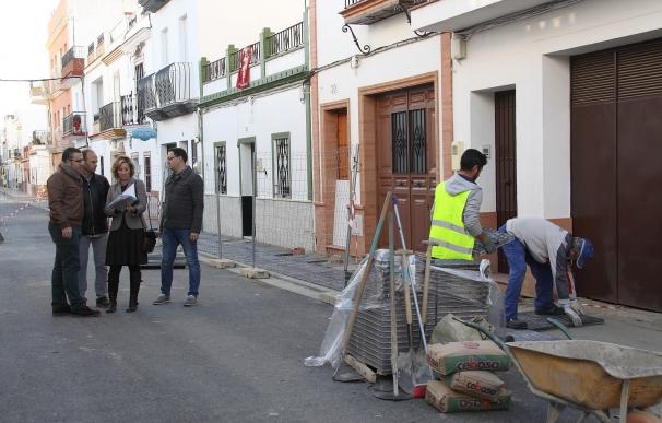 Asfaltada en Los Palacios la calle Muñoz Seca, cuyas obras afrontan su recta final