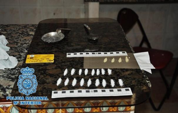 Tres detenidos manipulando droga para su venta en una vivienda en El Puerto