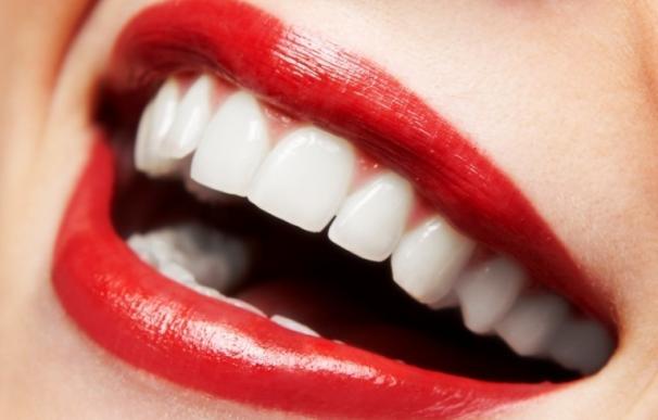 Experta defiende la cosmética dental por ser indolora y no tocar la estructura bucal
