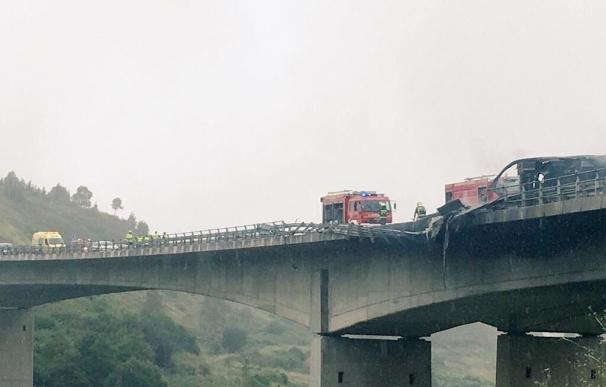 Normalizada la situación en la A-8 tras 25 horas de retenciones por el camión siniestrado en Ontón (Vizcaya)