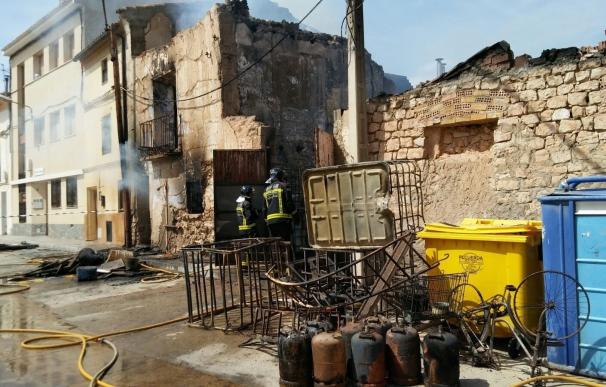 Un incendio destruye un almacén de Lumpiaque y afecta a tres viviendas