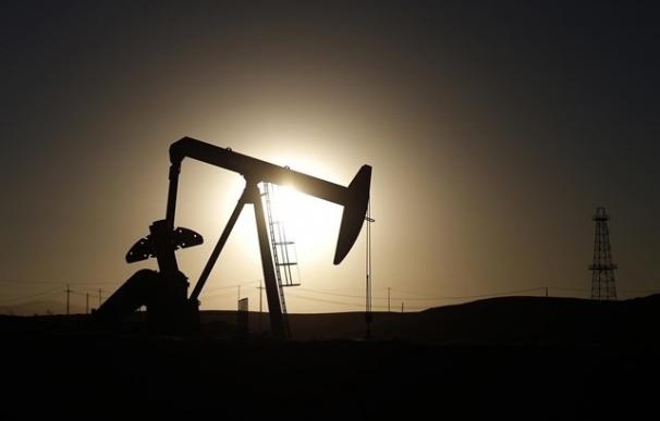 El petróleo retrocede en la jornada cerca de un 4% tras tocar máximos de dos meses