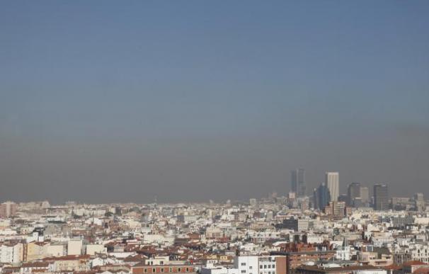 La lluvia barrerá la 'boina' de contaminación de Madrid el lunes