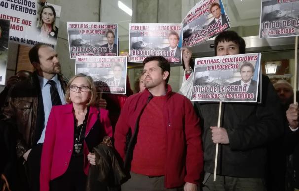 Las víctimas de Angrois acusan a De la Serna de incumplir su promesa de apoyar una investigación en el Congreso