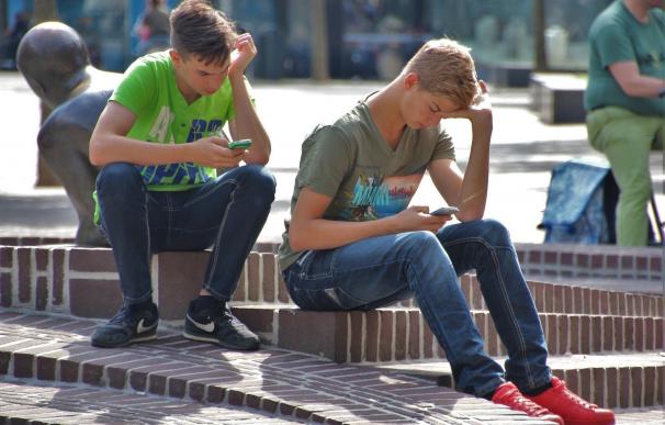 Crece la adicción al móvil entre los jóvenes, que ya reconoce el 45,3% de la población entre 18 y 24 años