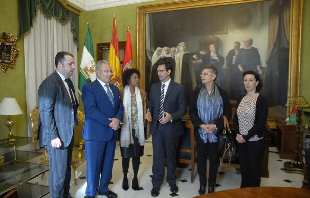 El alcalde se reúne con cónsules para que promocionen Granada en los países que representan