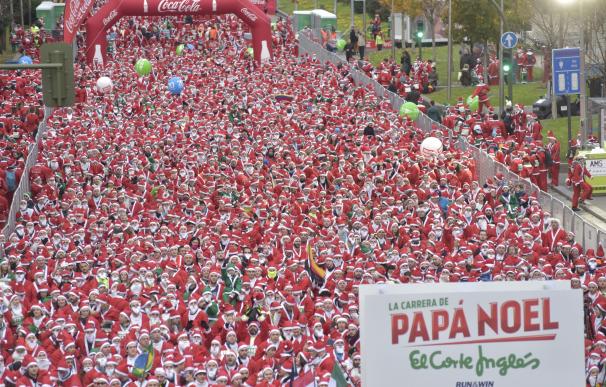 Un total de 10.000 corredores participan en la quinta edición de la Carrera de Papá Noel El Corte Inglés