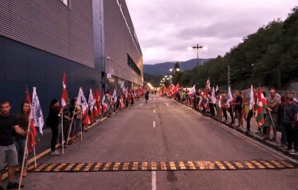 Varias decenas de personas reciben en un tanatorio de Bilbao el féretro del preso de ETA Kepa del Hoyo