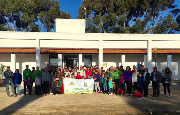 Voluntarios plantan 400 árboles en una zona en restauración de Marismas del Odiel