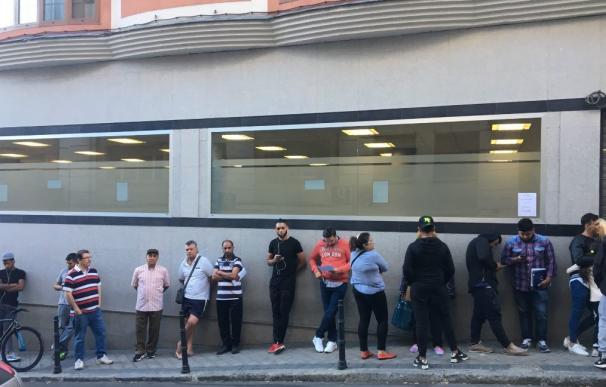 La fila de los que intentaban tramitar su DNI o pasaporte, el viernes, en una comisaría del distrito de Tetuán, Madrid