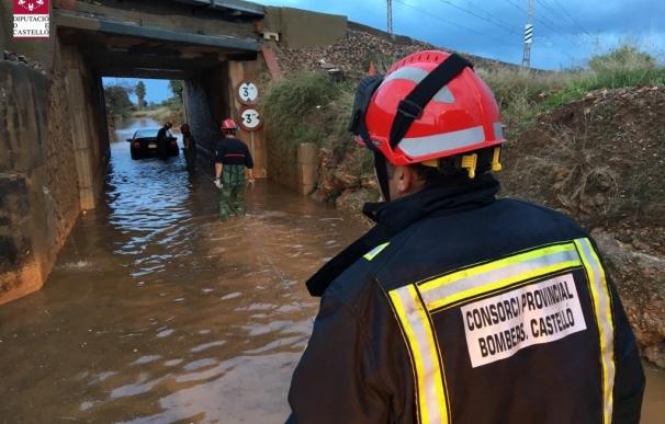 Personas atrapadas en sus vehículos y corte de caminos por el temporal de lluvias en Castellón