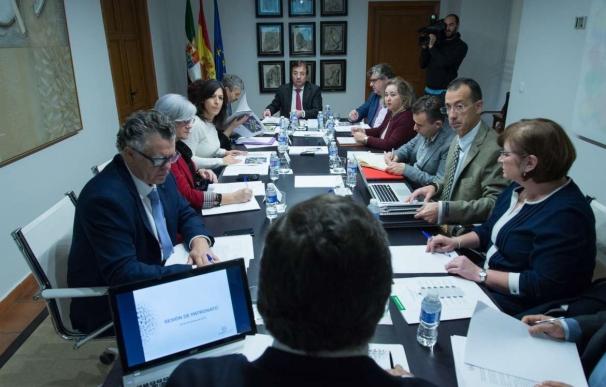 El presidente de la Junta de Extremadura preside la reunión del Patronato de la Fundación Fundecyt-PCTEx