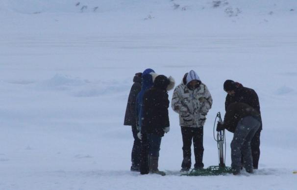 Un estudio en 13.000 lagos árticos constata que se deshielan antes